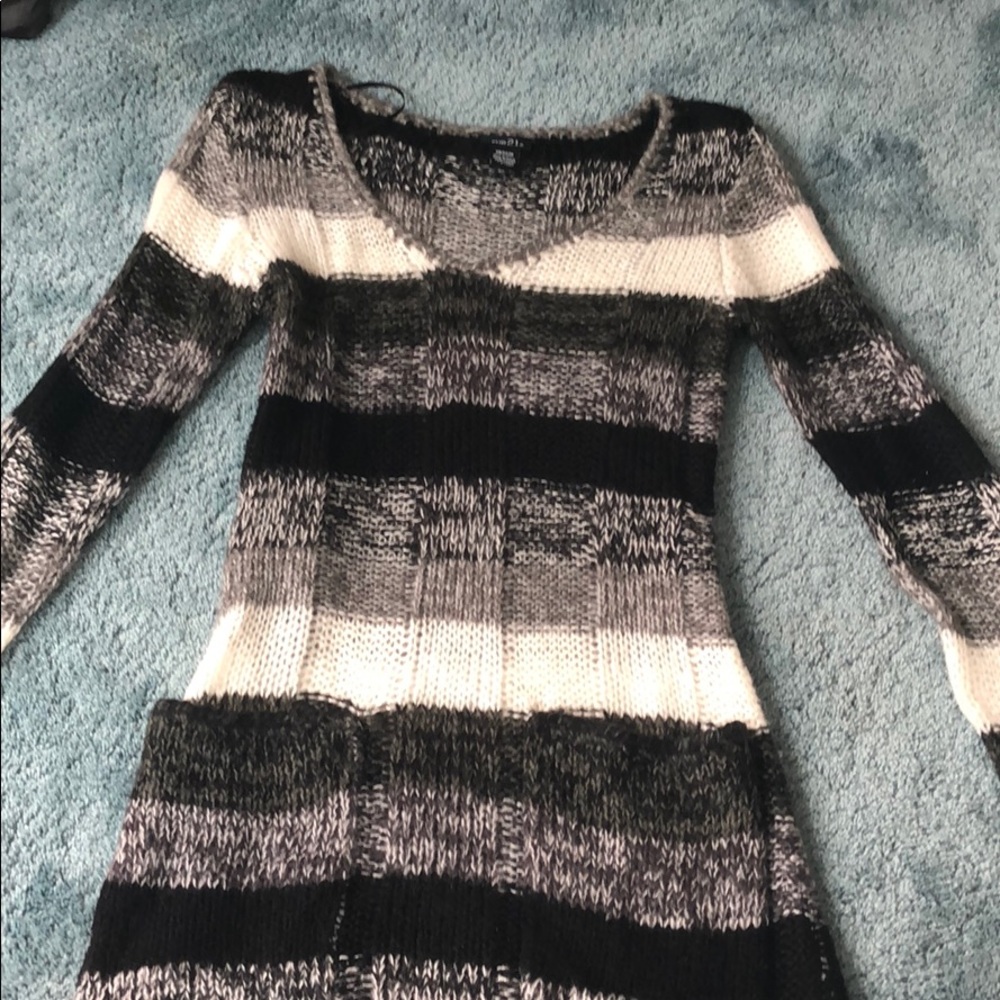 RUE 21 Black and White sweater Size M